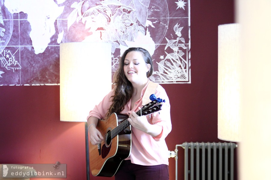 2013-09-18 Piper Hayes en Angela Saini - Starbucks, Deventer 004